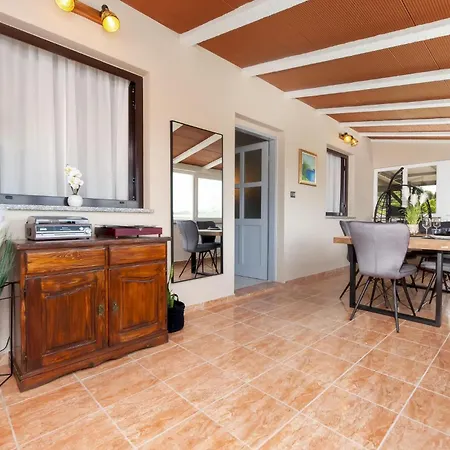 1 Bedroom Gorgeous In * 罗维尼