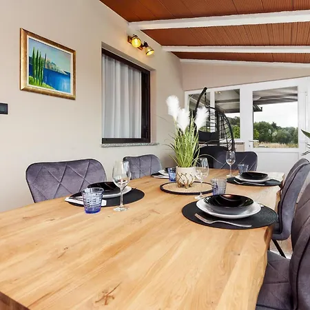 1 Bedroom Gorgeous In 罗维尼